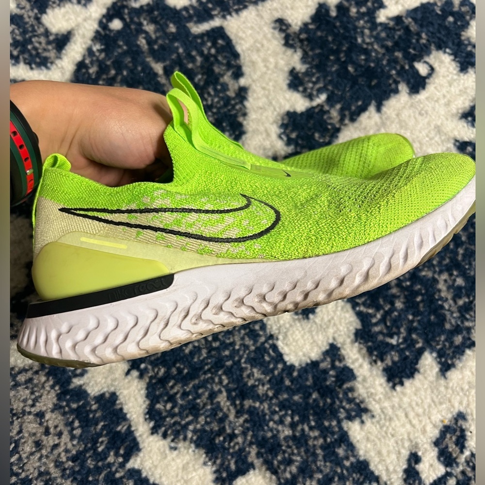 GENTLY WORN NIKE RUNNING SHOES! - Picture 3 of 9
